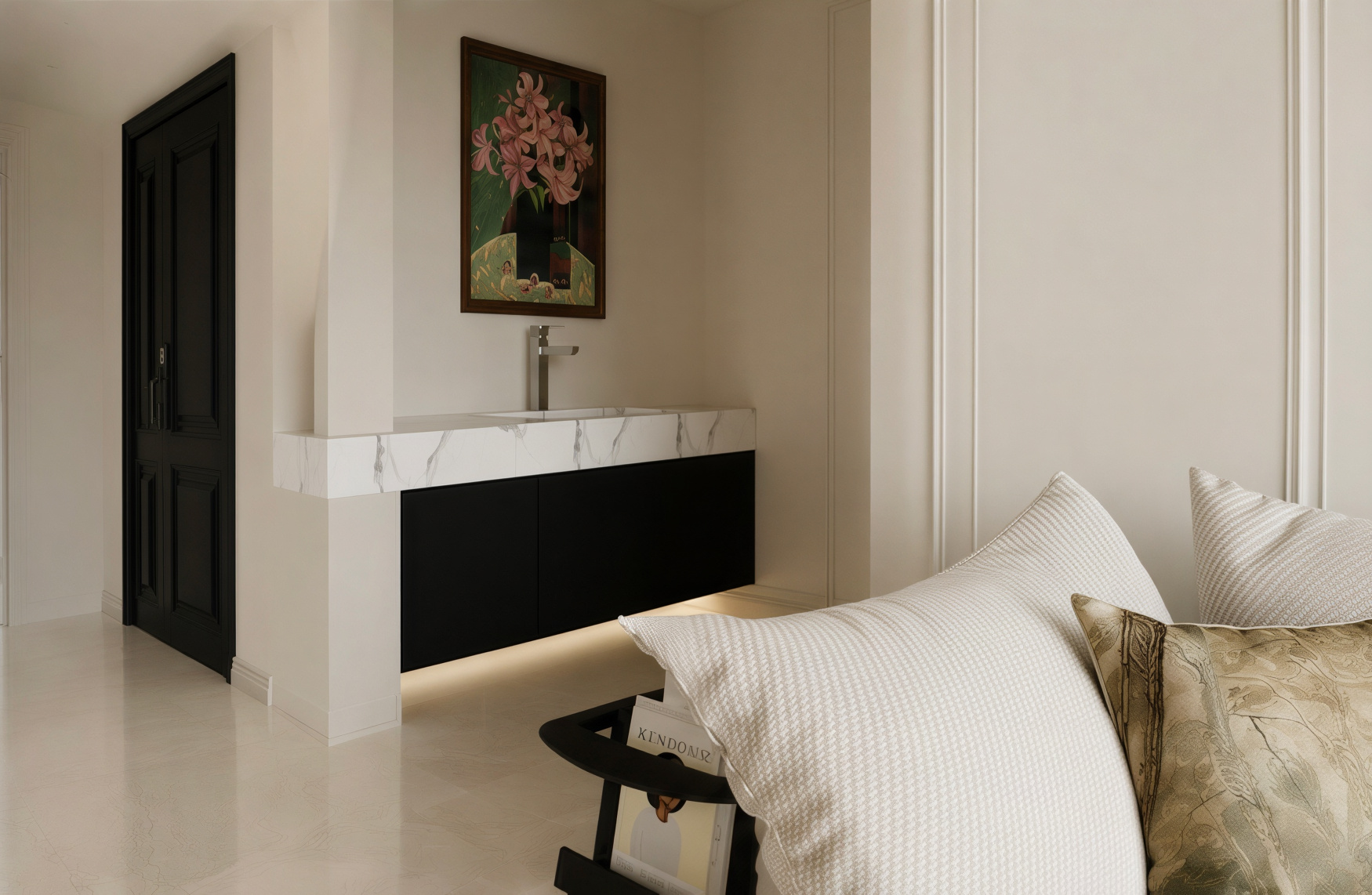 Détails décoratifs du Projet Prestige, vasque en marbre et œuvre florale