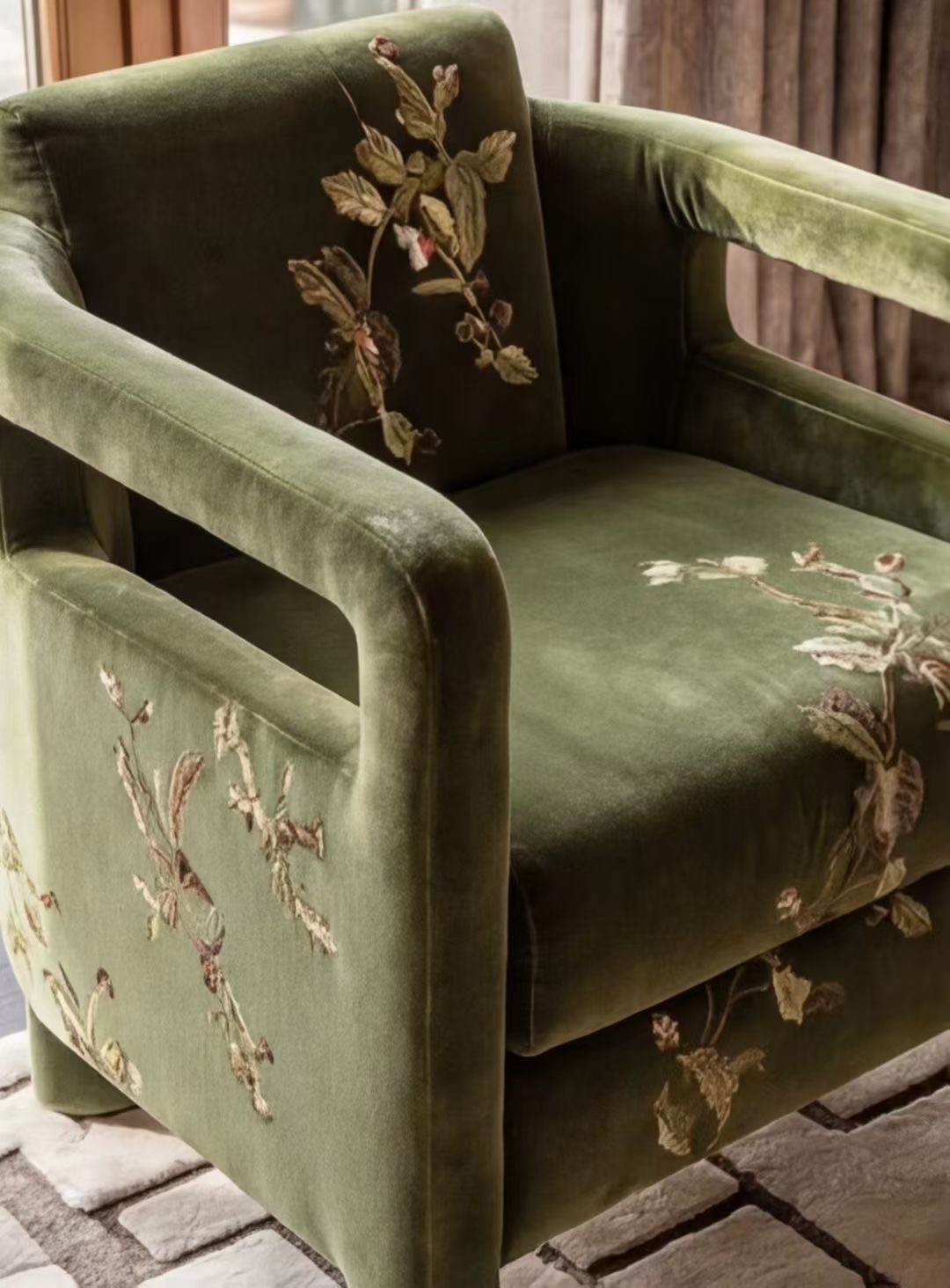 Détail du fauteuil velours vert brodé du Projet Rivage