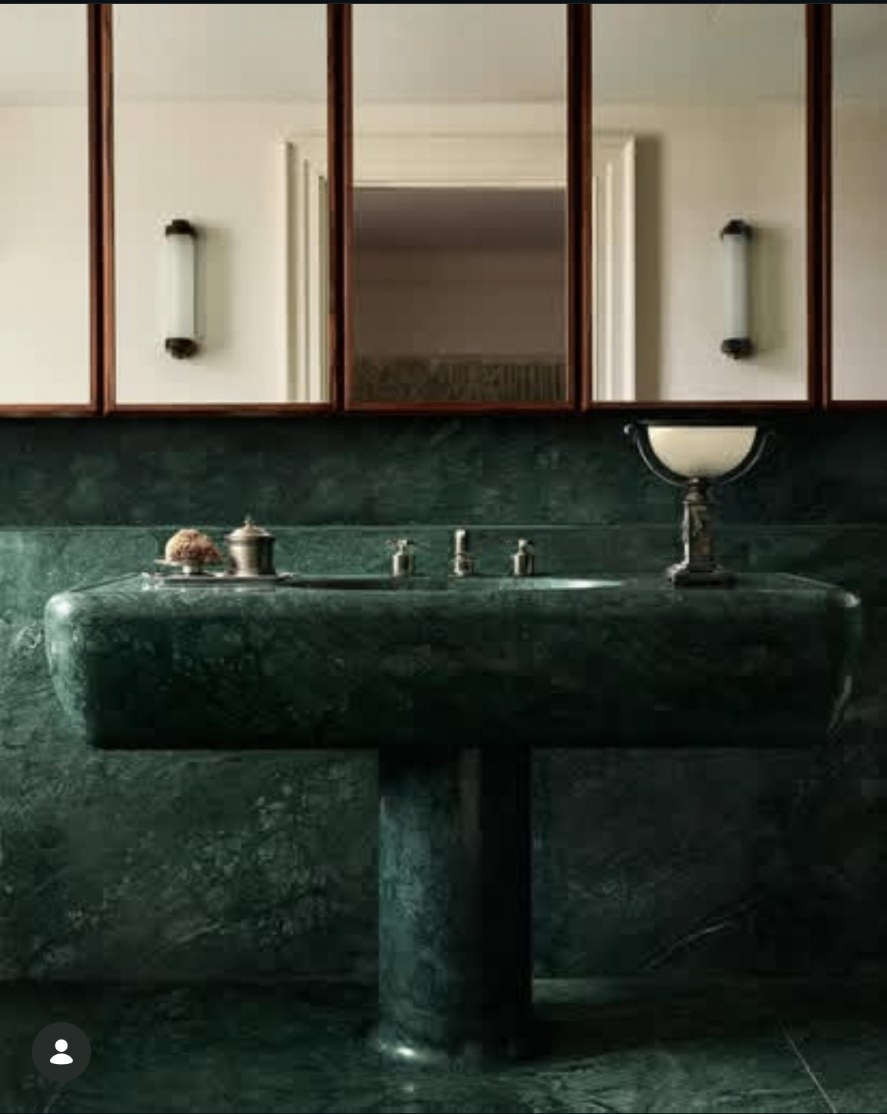 Inspiration salle de bain — marbre vert Verde Alpi et miroirs cintrés