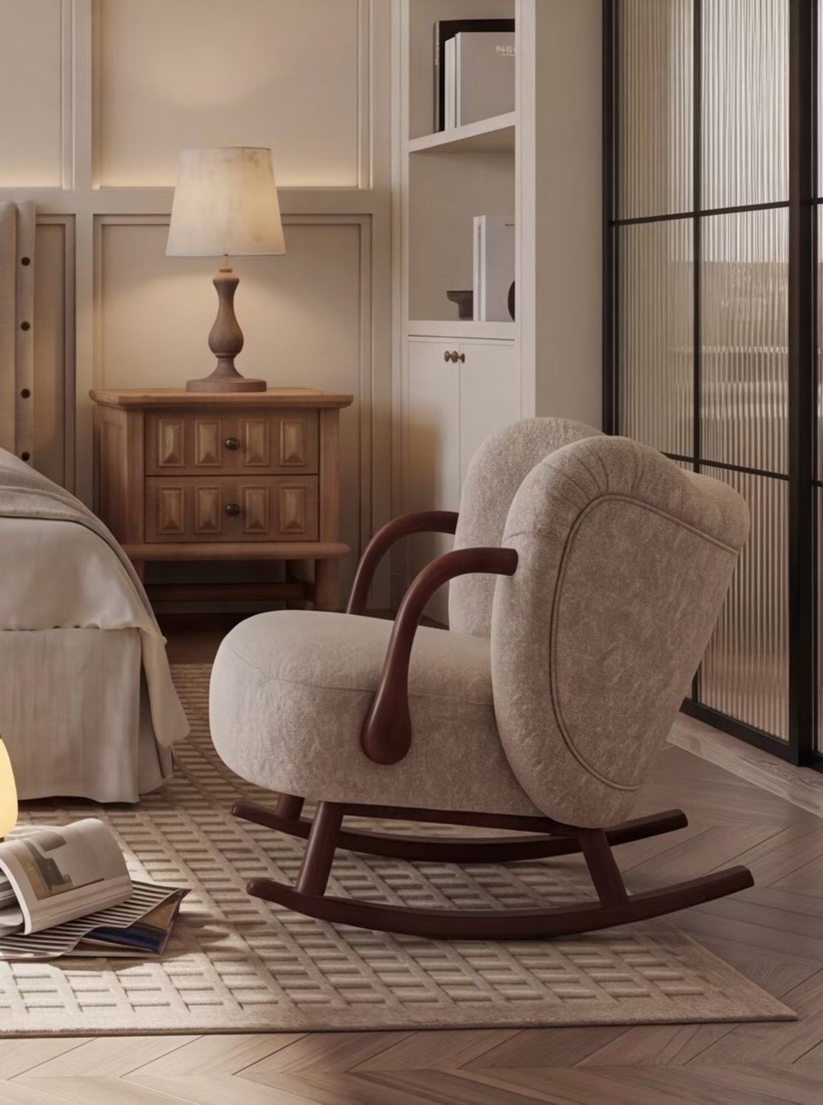 Fauteuil à bascule Projet Lumière — bouclette crème et bois acajou