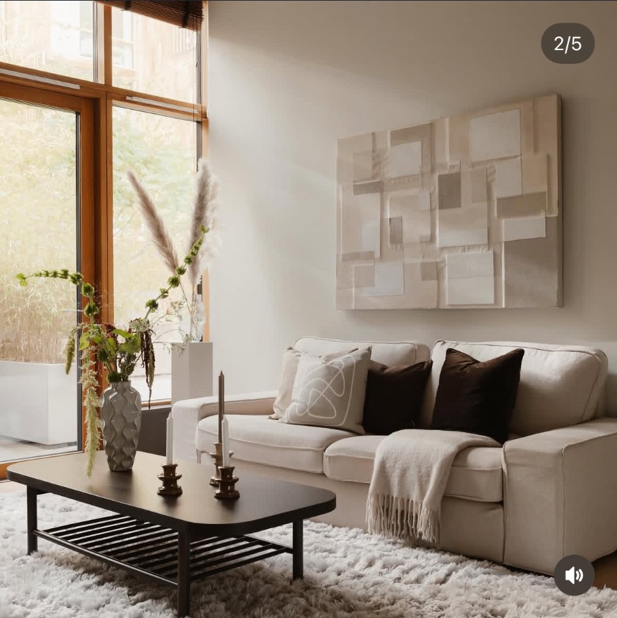 Inspiration salon scandinave — canapé lin et tapis moelleux