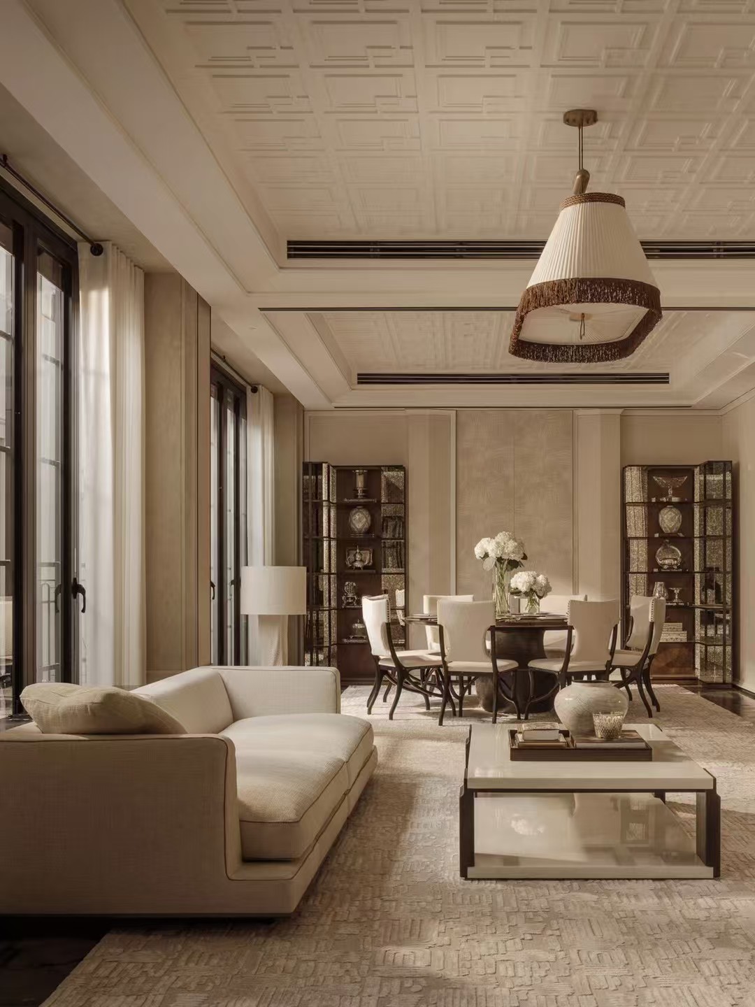 Projet Élégance — salon avec plafond à caissons et lustre à franges