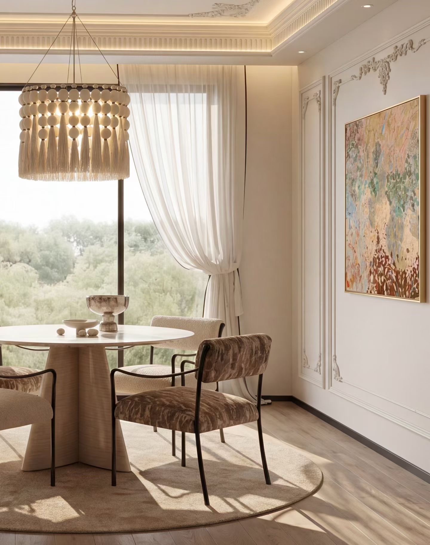 Coin repas Projet Lumière — lustre à franges et chaises bouclette