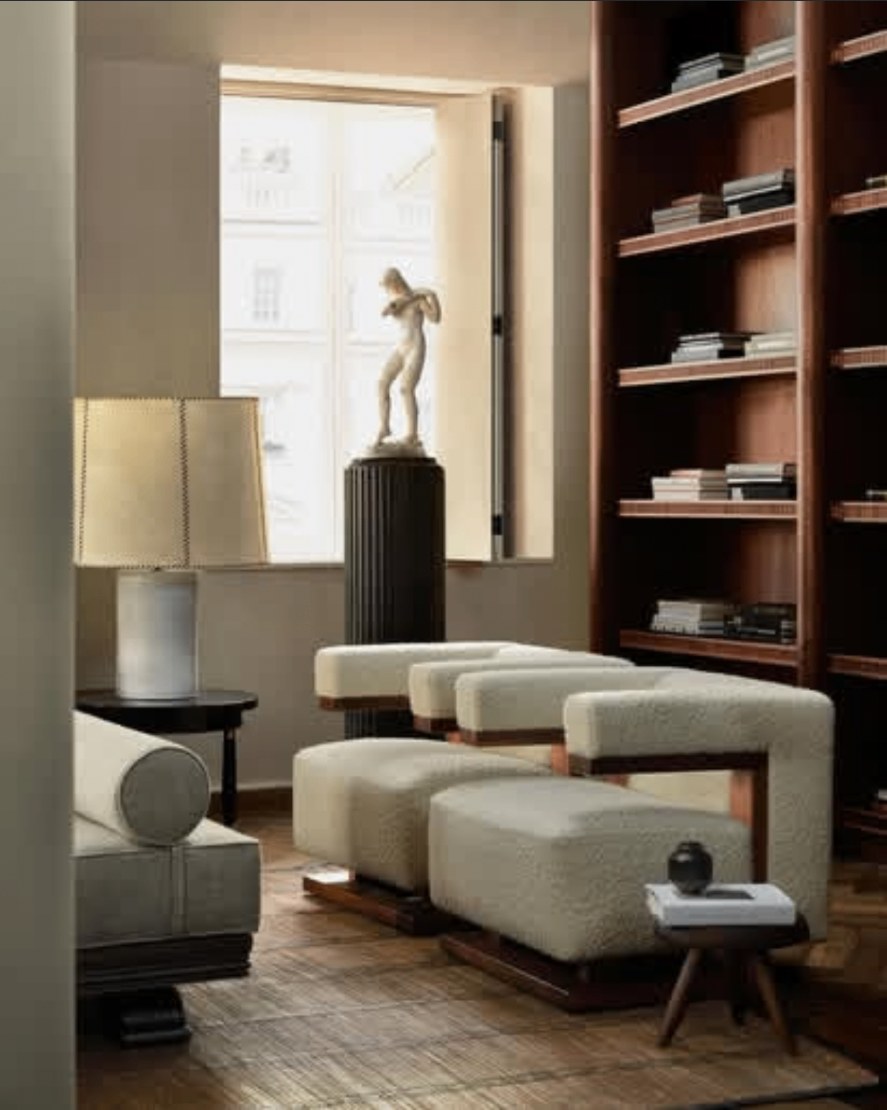 Inspiration salon Bauhaus — bibliothèque en bois et fauteuils bouclette